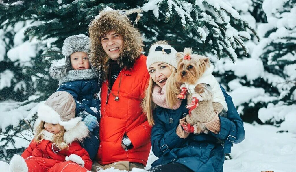 Зимняя семейная фотосессия. Счастливая семья зимой. Фотосессия зимняя на улице семья. Фотосессия в зимнем лесу с ребенком.