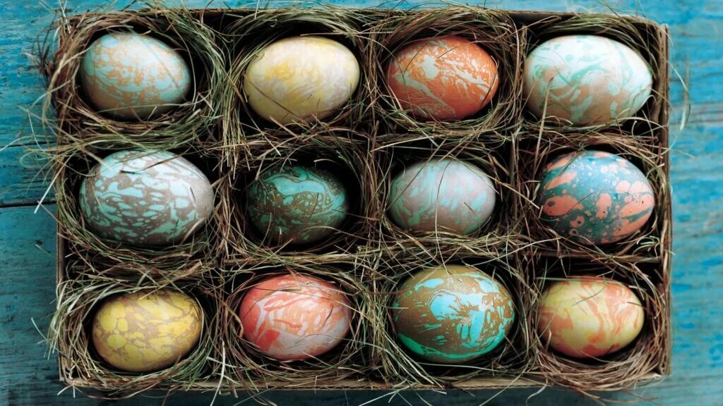 Можно красить яйца красками. Яйца пасхальные мраморно-Изумрудные. Окрашивание яиц. Крашеные яйца на Пасху. Мраморные яйца на Пасху.