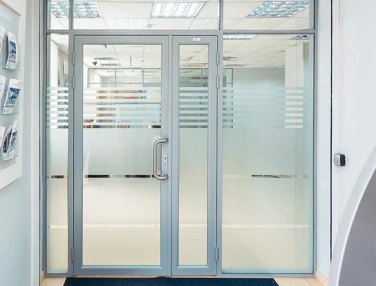 Купить офисные двери. Алюминиевые двери для офиса 800х2600. Входные алюминиевые двери из профиля ТП-45. Алюминиевая дверь со стеклом. Стеклянные офисные двери.