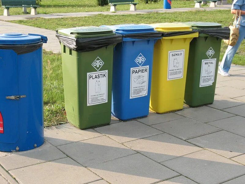 Где находится мусорка. Мусорные баки в Германии. Контейнеры мусорные по цвету.