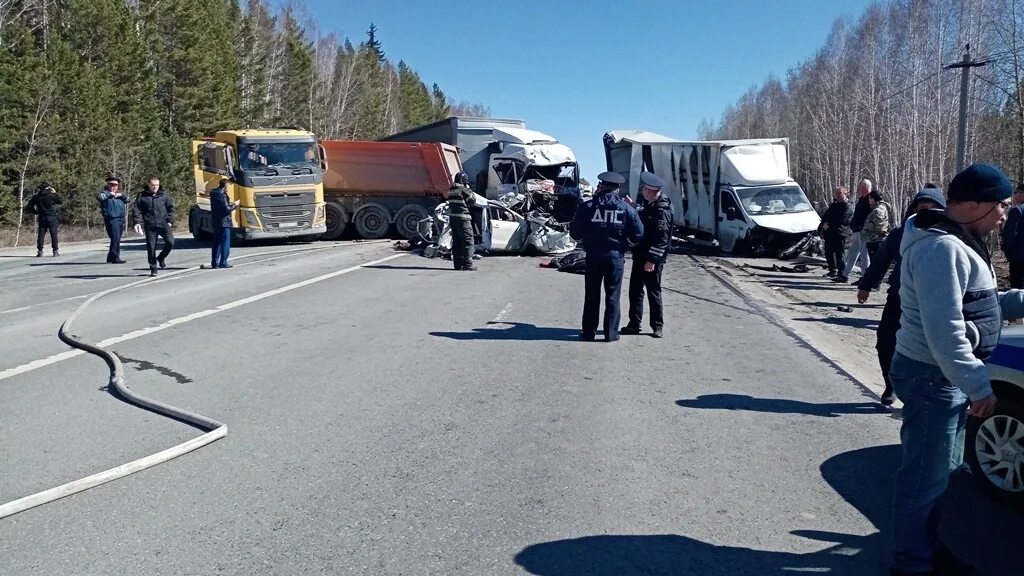 Дорога сегодня загнался. Авария Тюмень Екатеринбург 16 апреля. Авария на объездной дороге сегодня Екатеринбург. Авария в Екатеринбурге сегодня на объездной.