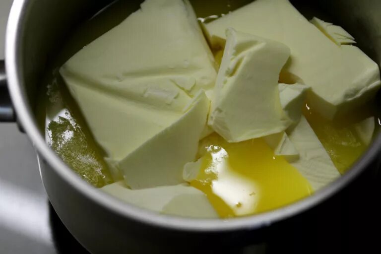 Сливочное масло из домашнего молока рецепт. Масло сливочное. Топленое масло. Топленое сливочное масло. Растопленное сливочное масло.