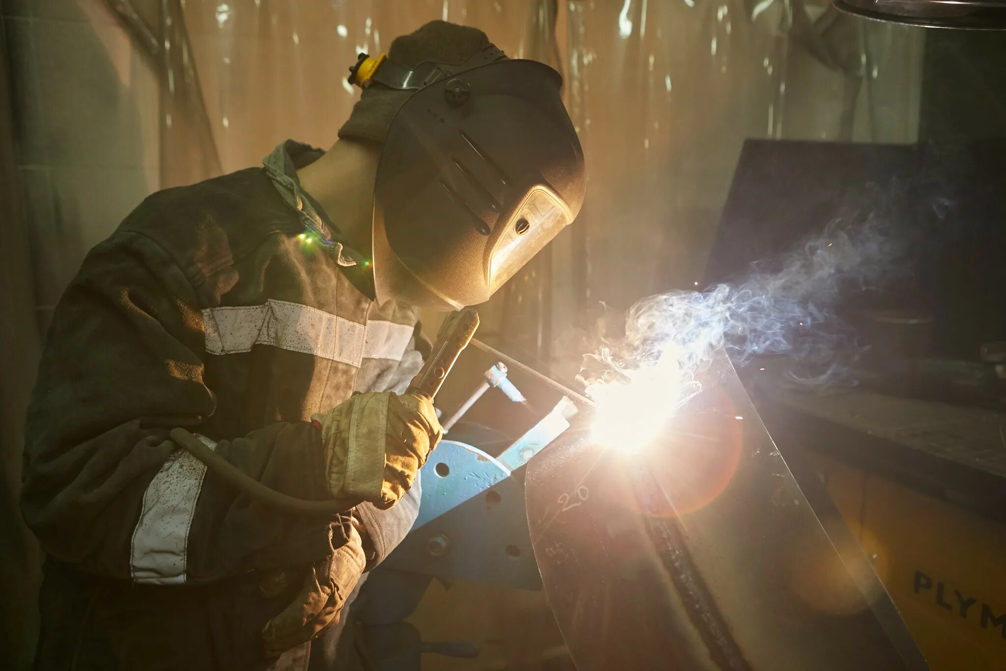 Варка металлоконструкций. Слесарь сварщик. Слесарь сварщик. Сварщики металлоконструкций бригада. Слесарь сварщик.