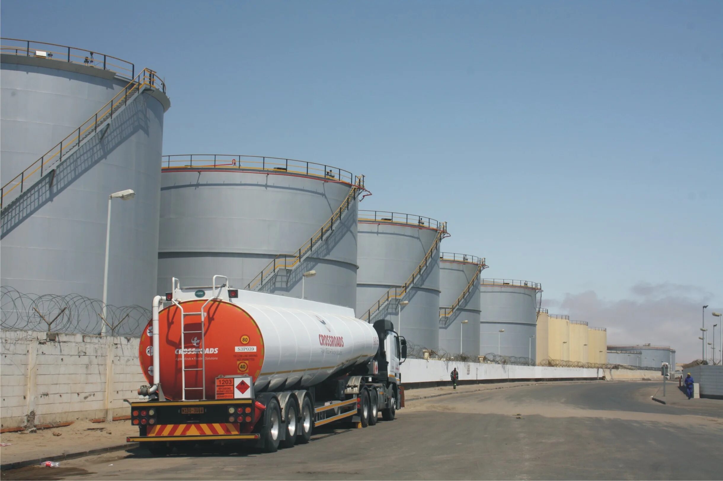 Резервуарный парк трубопроводы. Сжиженный углеводородный газ. Склад нефти нефтепродуктов резервуарный парк. Торговля оптовая твердым, жидким и газообразным топливом. Хранение и транспортировка нефтепродуктов по охране труда.