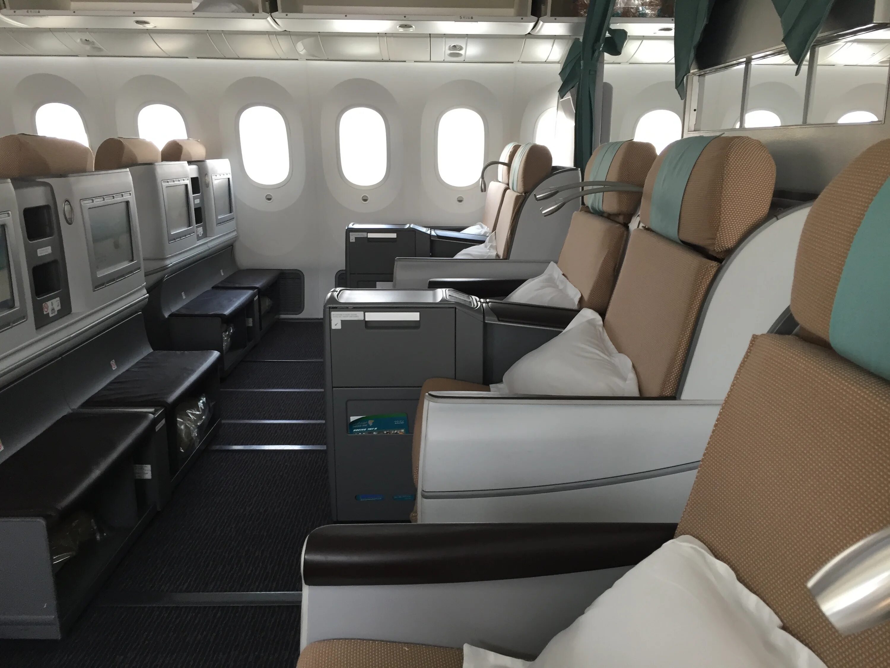 Аир класс. Oman Air Business class 787. Oman Air Business class 737. Kenya Airways Business class. Oman Air Boeing 737 Business class.