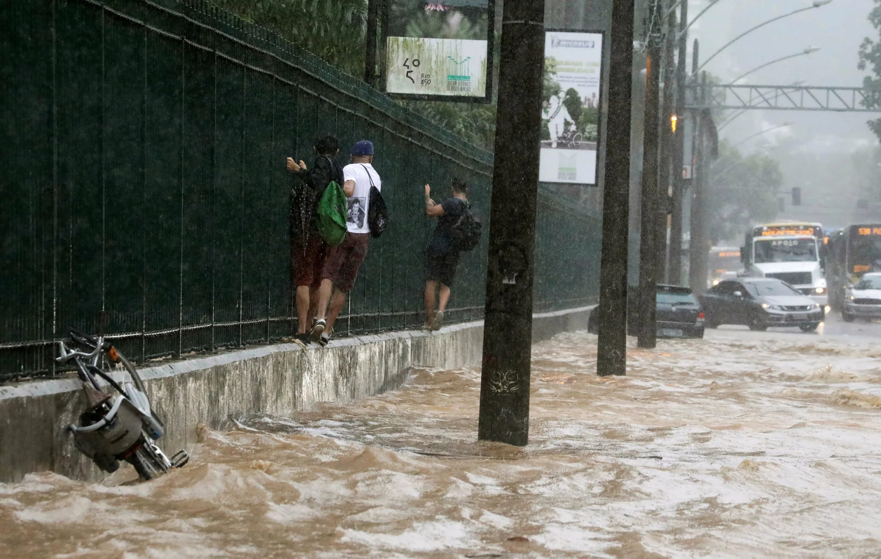 Средние осадки в бразилии. Дождь в Рио де Жанейро. Дождь в Бразилии. Осадки в Бразилии. Потоп в Рио де Жанейро.