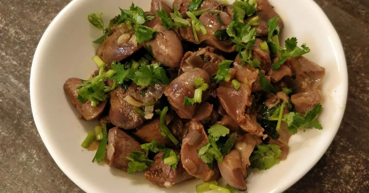 блюда из субпродуктов птицы. рагу из птицы. да из куринной песени. блюда из субпродуктов птицы. куриные сердечки.