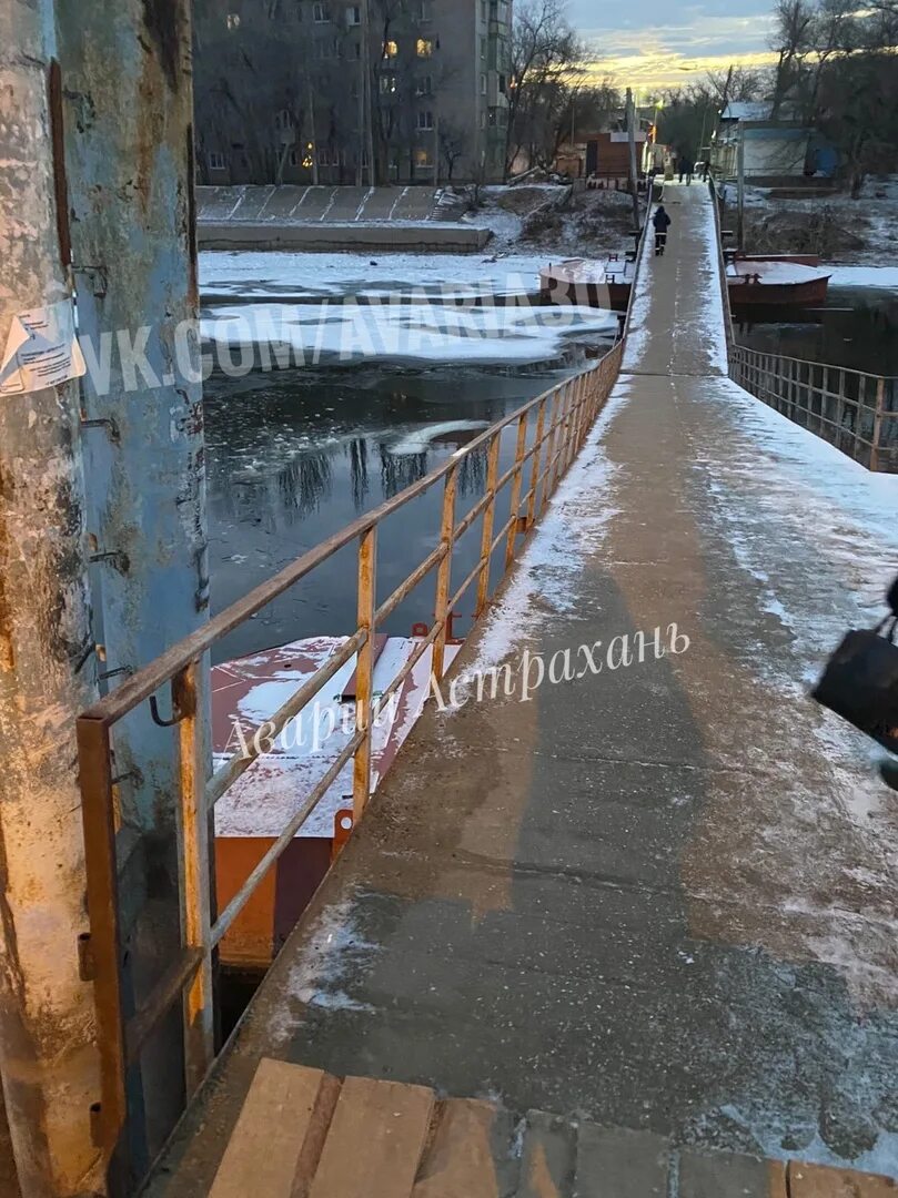 Старый мост астрахань сегодня работает. Пешеходные мосты астрахани. трусовский мост астрахань. микрорайон 10 лет октября астрахань. старый мост в астрахани в трусовском районе.