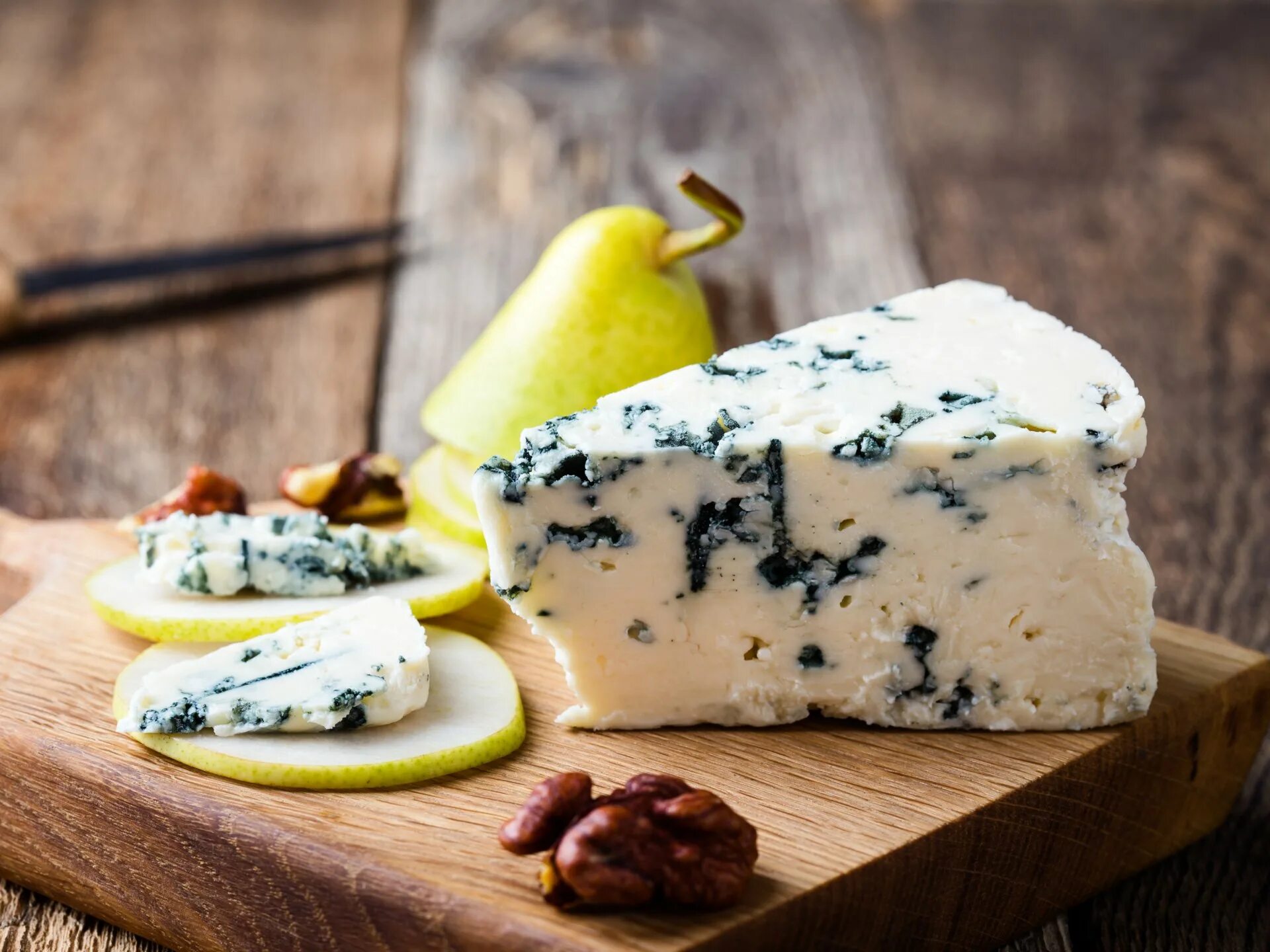 Сыр с голубой плесенью. Сыр Блю чиз. Сыр с голубой плесенью Blue Cheese. Сыр с голубой плесенью «Blue Cheese» / «Блю чиз. Блю чиз сыр и груша.