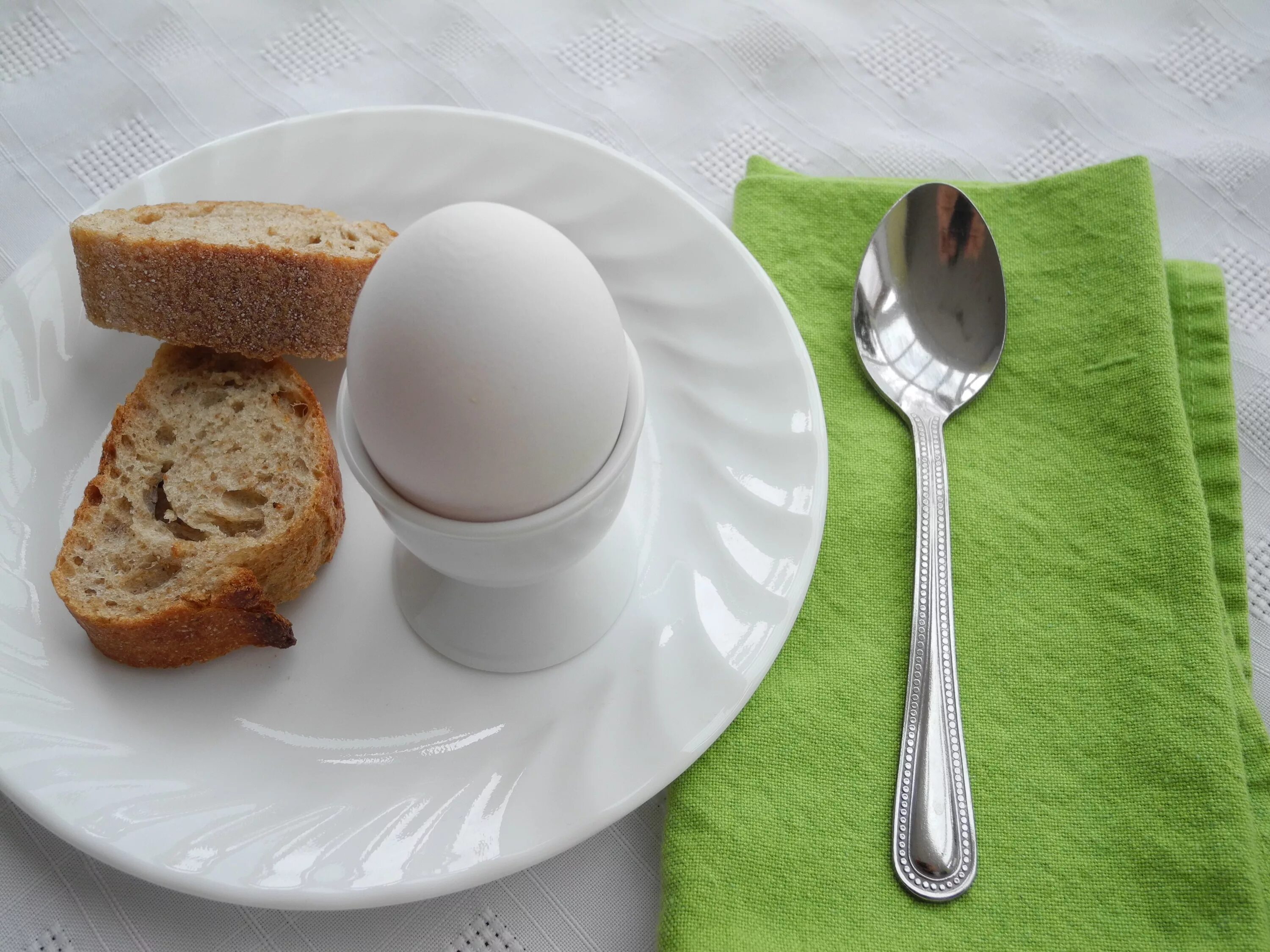 Завтрак с вареными яйцами. Сервировка яичницы на завтрак. Сервировка завтрака с вареными яйцами. Сервировка стола к завтраку с яйцом. Можно есть яйца каждый день на завтрак