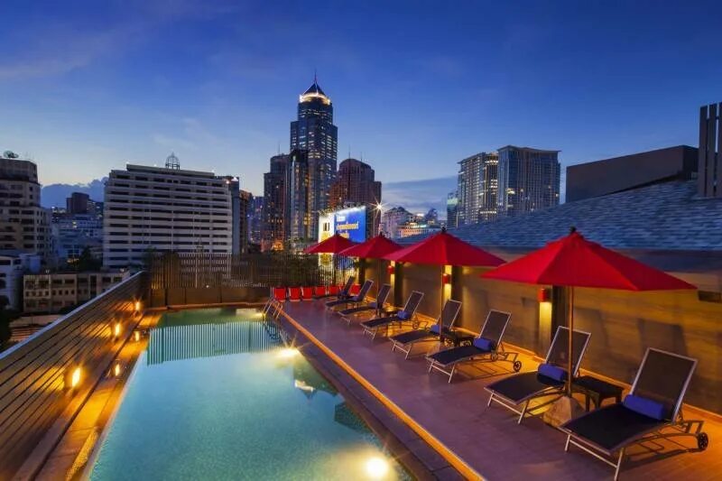Бассейн в бангкоке. Гостиница Сукхумвит Бангкок. Бангкок отель с бассейном на крыше. Самый высокий отель в Бангкоке. Бангкок Инфинити пул.
