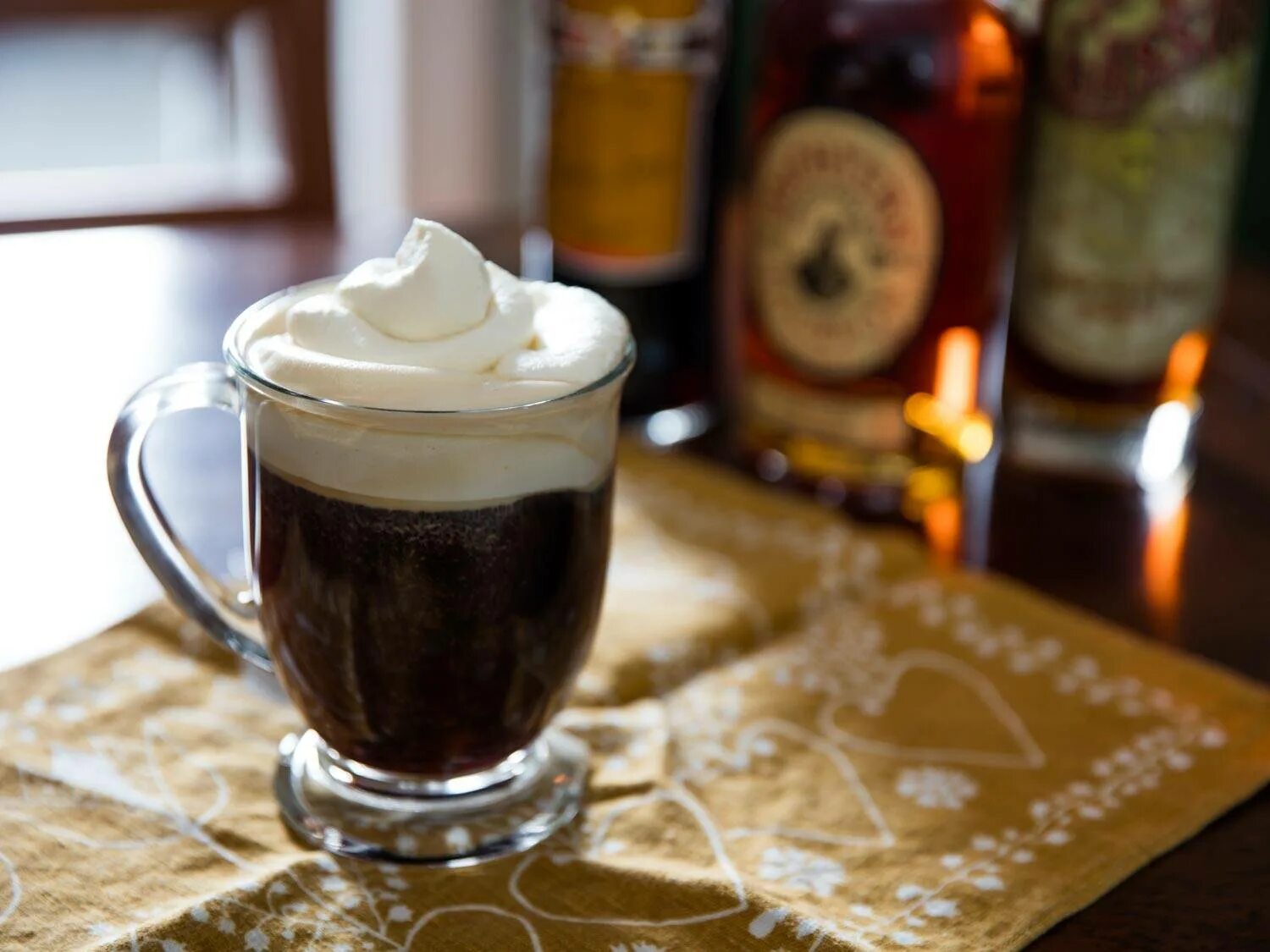 Кофе со. Ирландский кофе (irish coffee).. айриш кофе со сливками. кофе по-ирландски с виски. кофе фарисей.