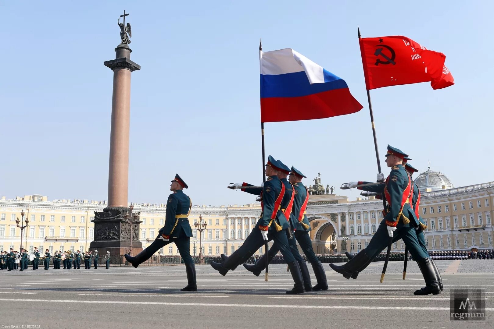 Знамена выносятся. Парад Победы на Дворцовой площади. Дворцовая площадь в Санкт-Петербурге парад. Питер Дворцовая площадь парад Победы. Партна Дворцовой площади.