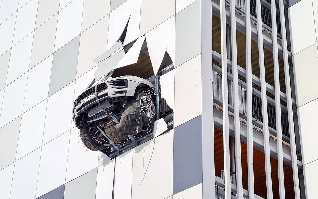 Вылетел с парковки. Машина пробила стену паркинга. Вылетел с парковки. Порше пробил стену паркинга. Парковка на островского.