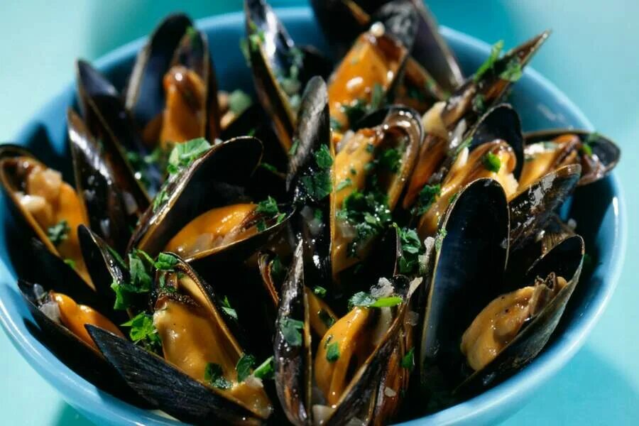 Мидии рынок. Мидий маренованные в масде. Мидии в соусе горгонзола. Мидии приготовленные. Мидии в ракушке готовые.