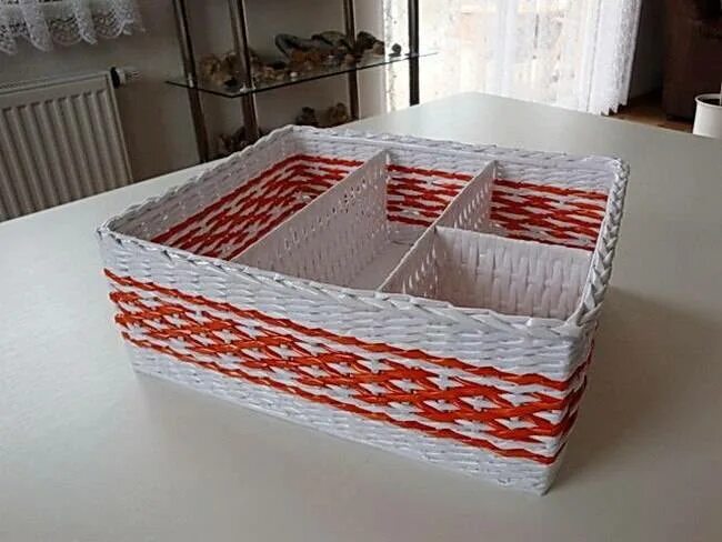 Плетеные квадратные шкатулки. Плетеные коробки из бумажной лозы. Шкатулка квадратная из бумажной лозы. Плетеная коробка с крышкой из газетных трубочек. Плетеная коробка из газетных трубочек.