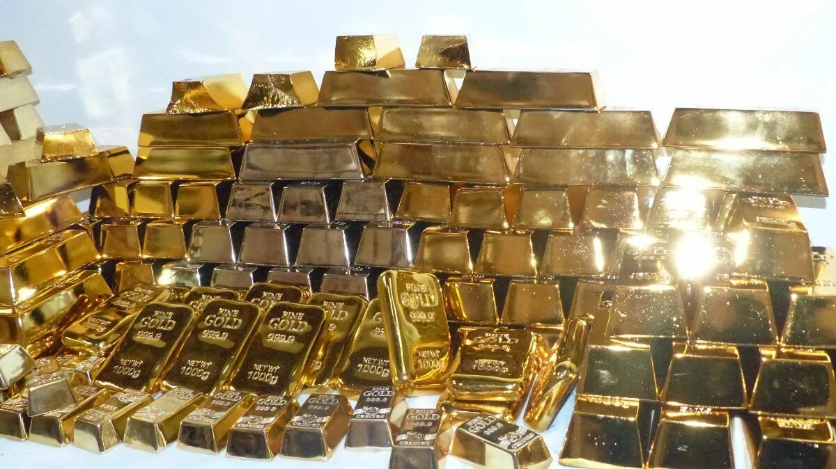 Golden many. Слиток золотой. Настоящие золотые слитки. Золото бриллианты богатство. Золотые слитки и Алмазы.