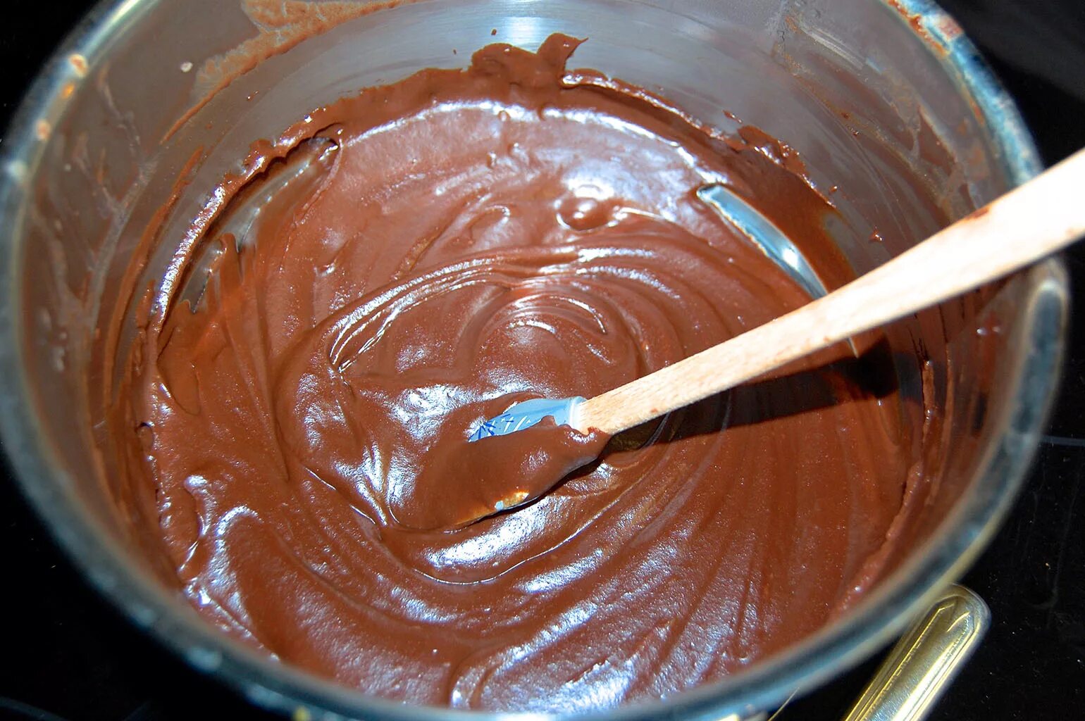 Шоколадный крем молоко какао. Глазурь из какао. Шоколадный крем из какао. Шоколадный масляный крем. Торт шоколадный с кремом из сгущенки.