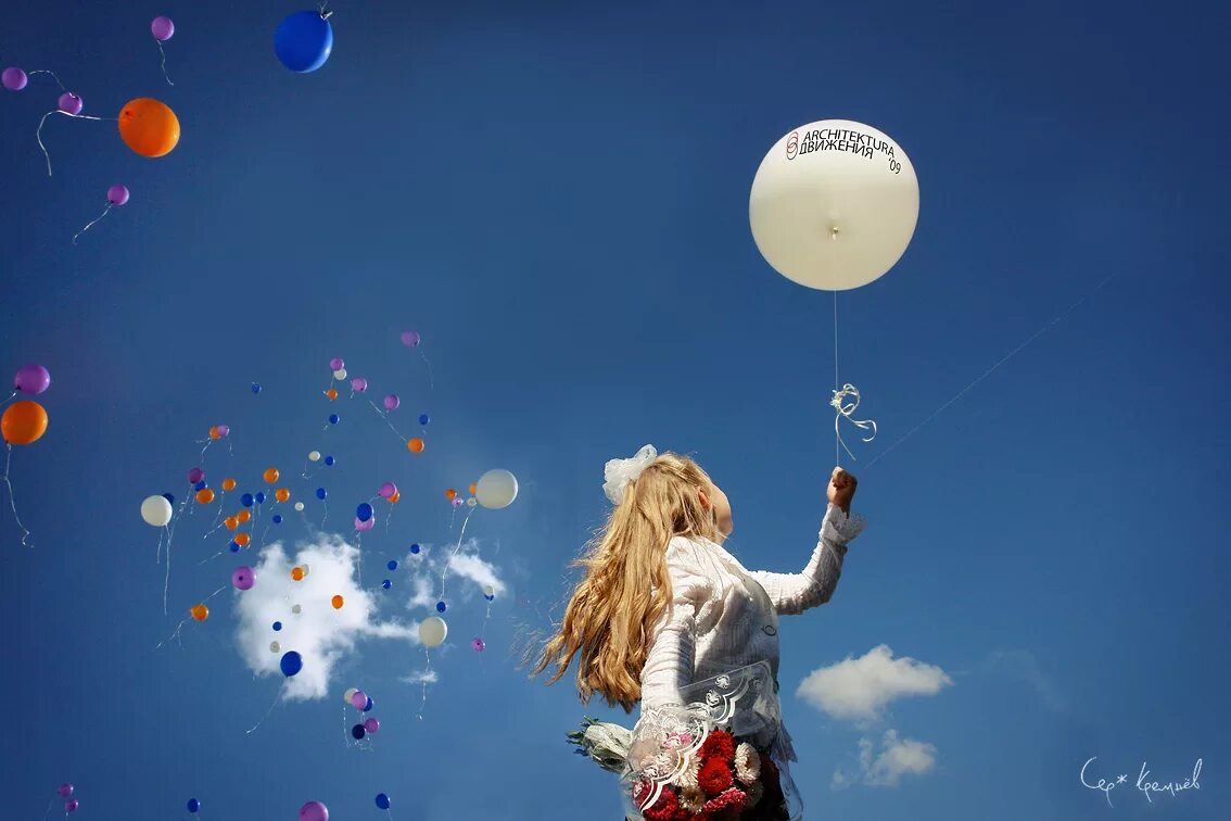 отпуская шары в небо. воздушный шарик улетает. девушка с воздушными шарами. девушка отпускает шары в небо. воздушные шары в небе.