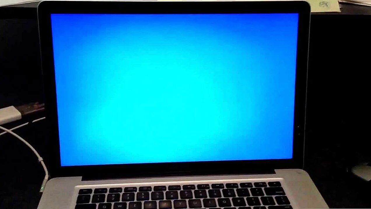 Синий экран на ноутбуке. Ноутбук синий. MACBOOK синий экран. Экран смерти на ноутбуке. Ноутбук появляется синий экран