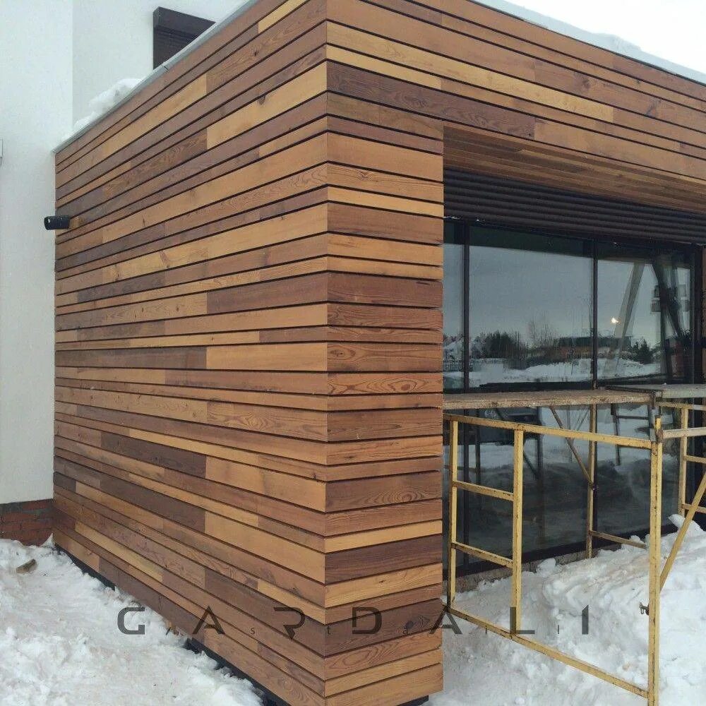 оригинальный деревянный забор. баня обшитая вагонкой снаружи. грин форест планкен. деревянный дом обшитый доской. отделка фссада досочпой.