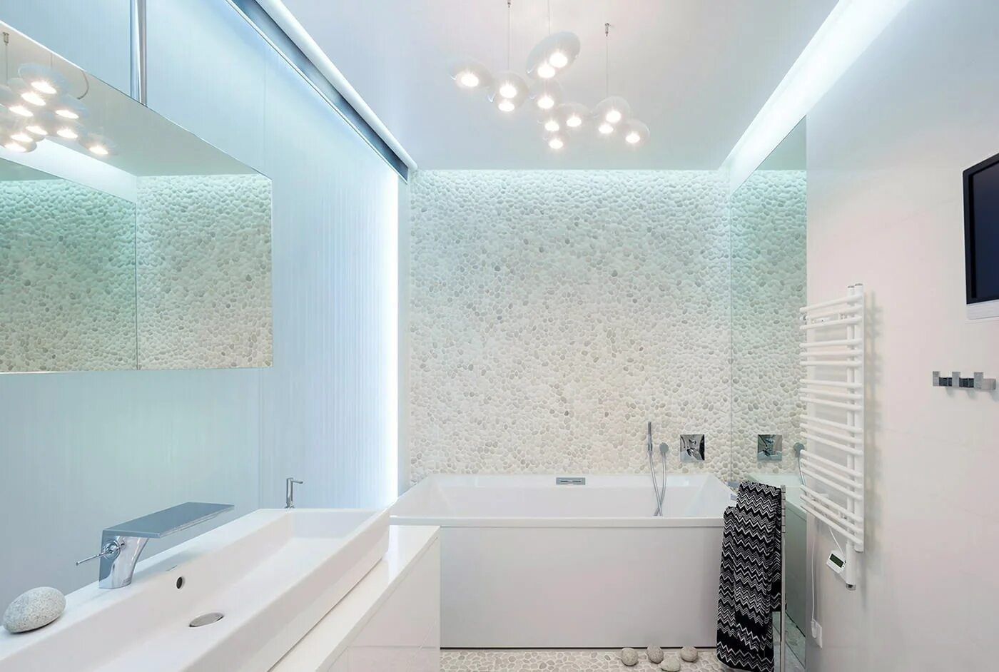 Белый потолок в ванной. Освещение в ванной комнате. Современный потолок в ванной. Потолок в ванную комнату. Освещение в маленькой ванной.