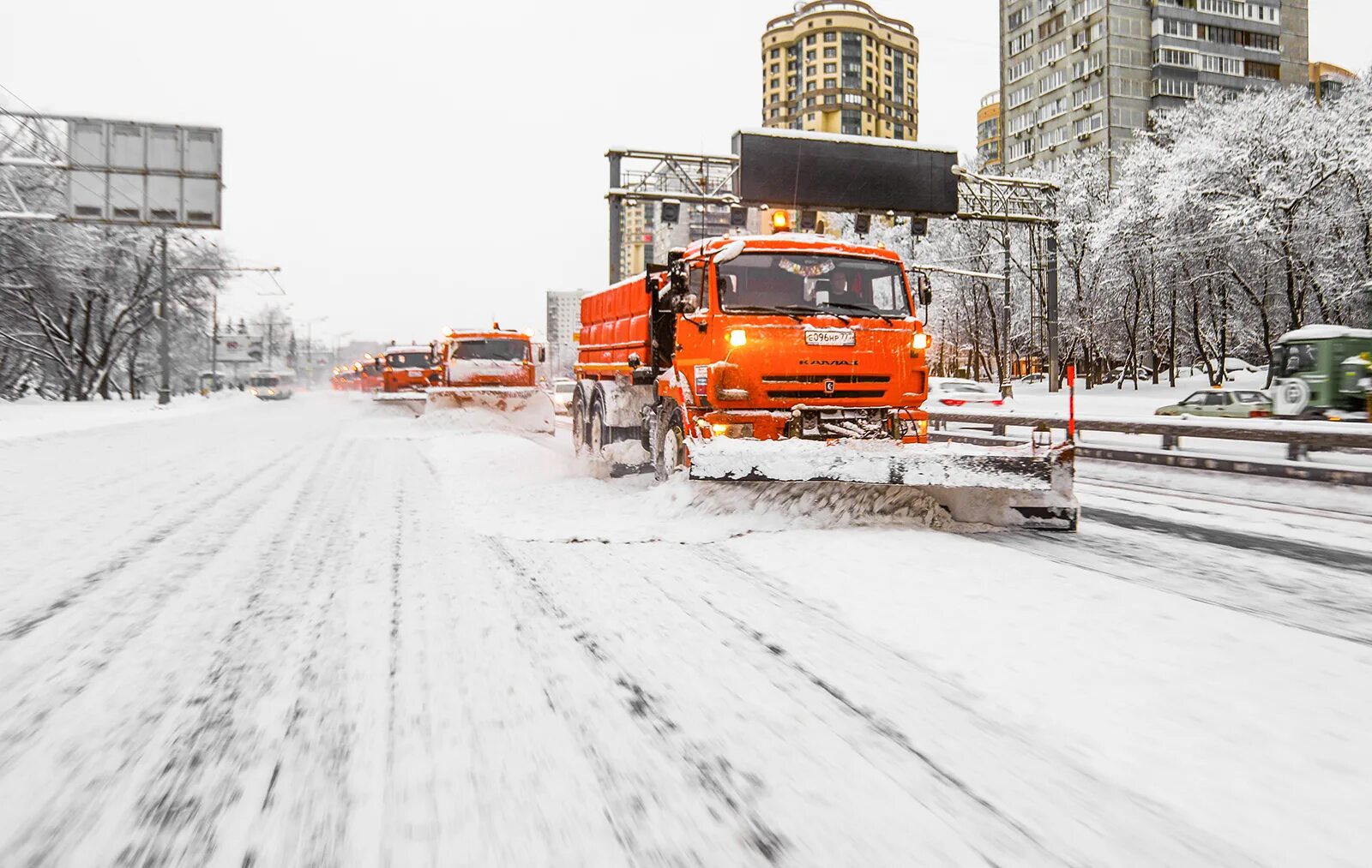 Москва чистят снег. Уборка снега. Снегоуборочная техника. Уборка снега в Москве. Снегоуборочная машина на дороге.