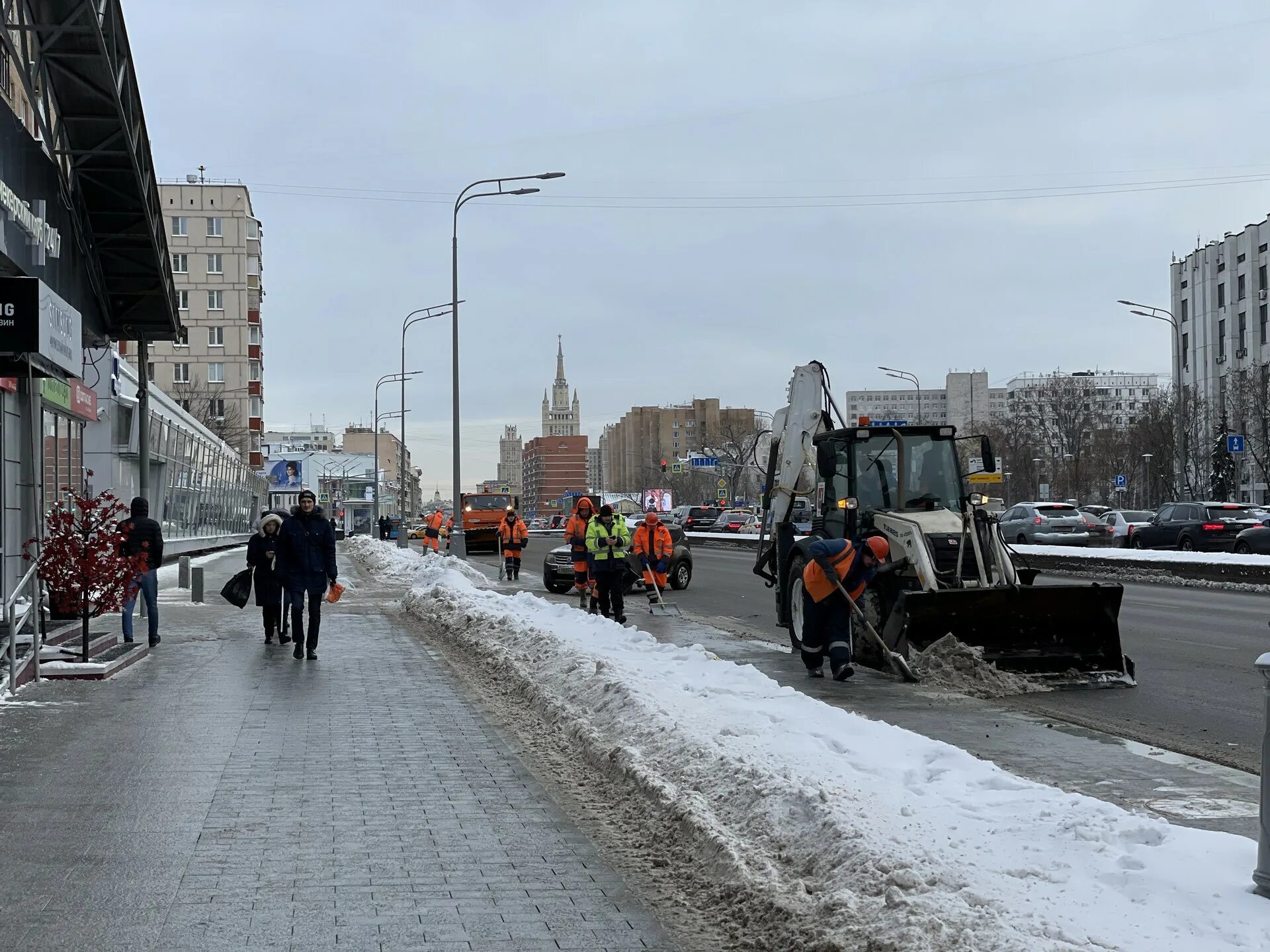 Усиление в москве сегодня. Снег в Москве. Уборка снега в Москве. Снегопад в Москве сейчас. Снегопад на улицах Москвы.