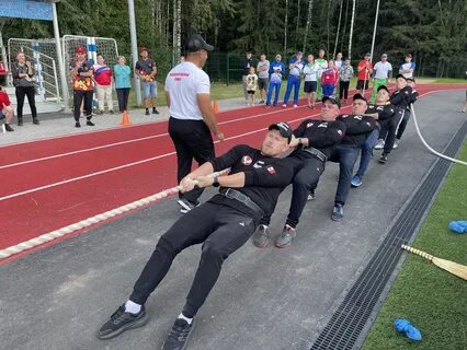 В соревнованиях по перетягиванию каната участвуют