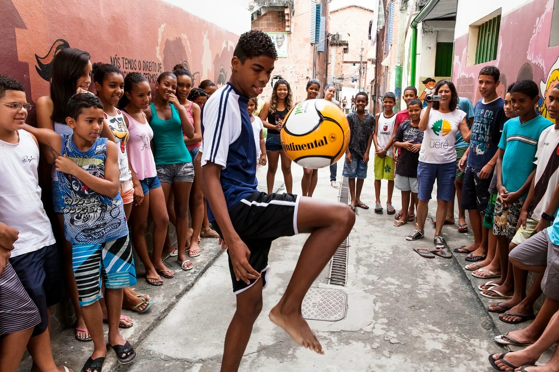 Где живет бразилия. Рио де Жанейро фавелы дети. Бразилия фавелы дети. Фавелы люди Рио де Жанейро. Жители фавел Рио де Жанейро.