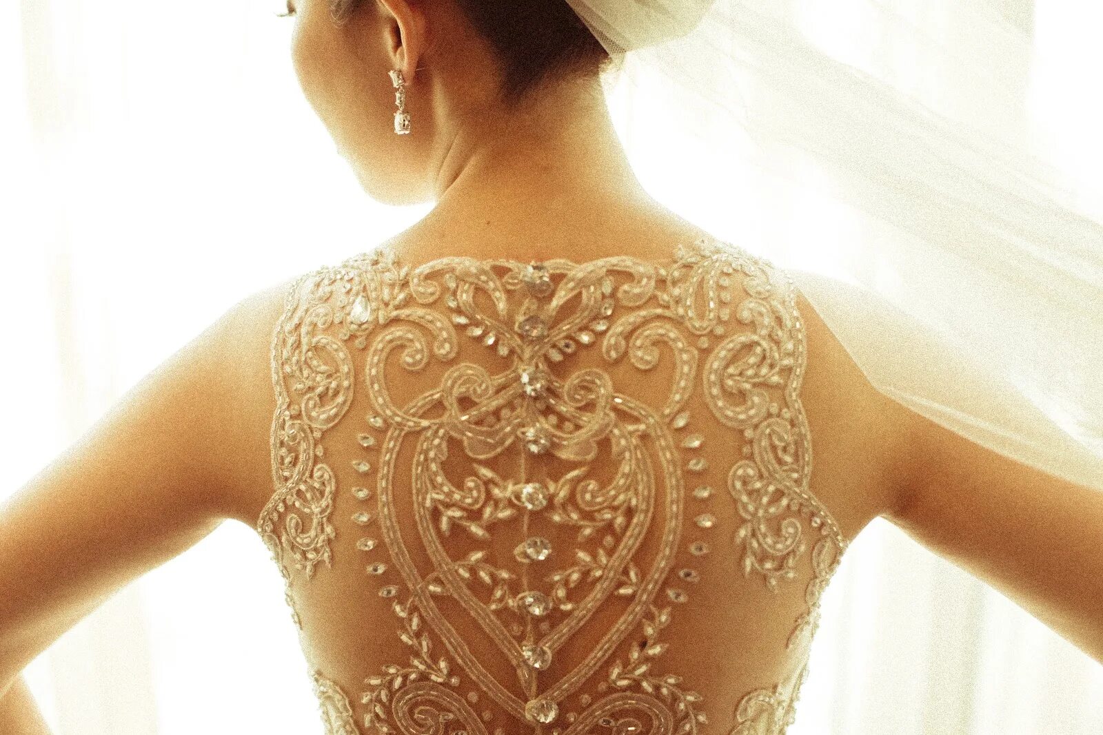 Dashed back. Свадебное платье с кружевной спиной. Вышивка на спине. Кружева спина искусство. Узоры на спине у невесты.
