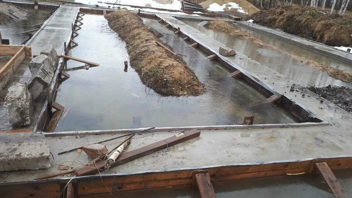 Бетон в дождь можно ли. Заливка бетона. Бетон после заливки м300. Бетон под дождем. Заливают бетон.