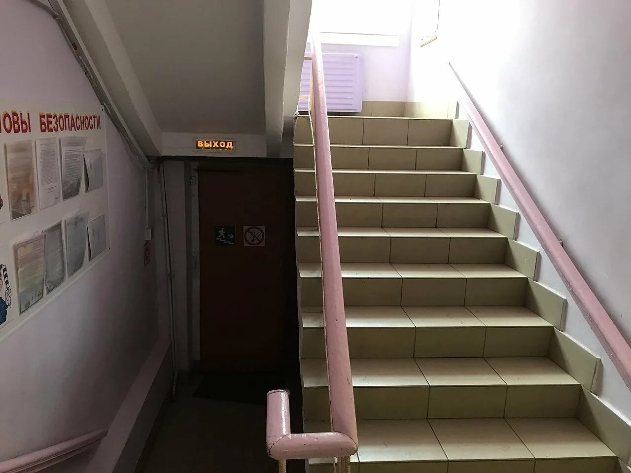 В школе втором этаже. Лестница в школе. Лестница в больнице. Лестничный пролет в школе. Лестничный пролет больницы.