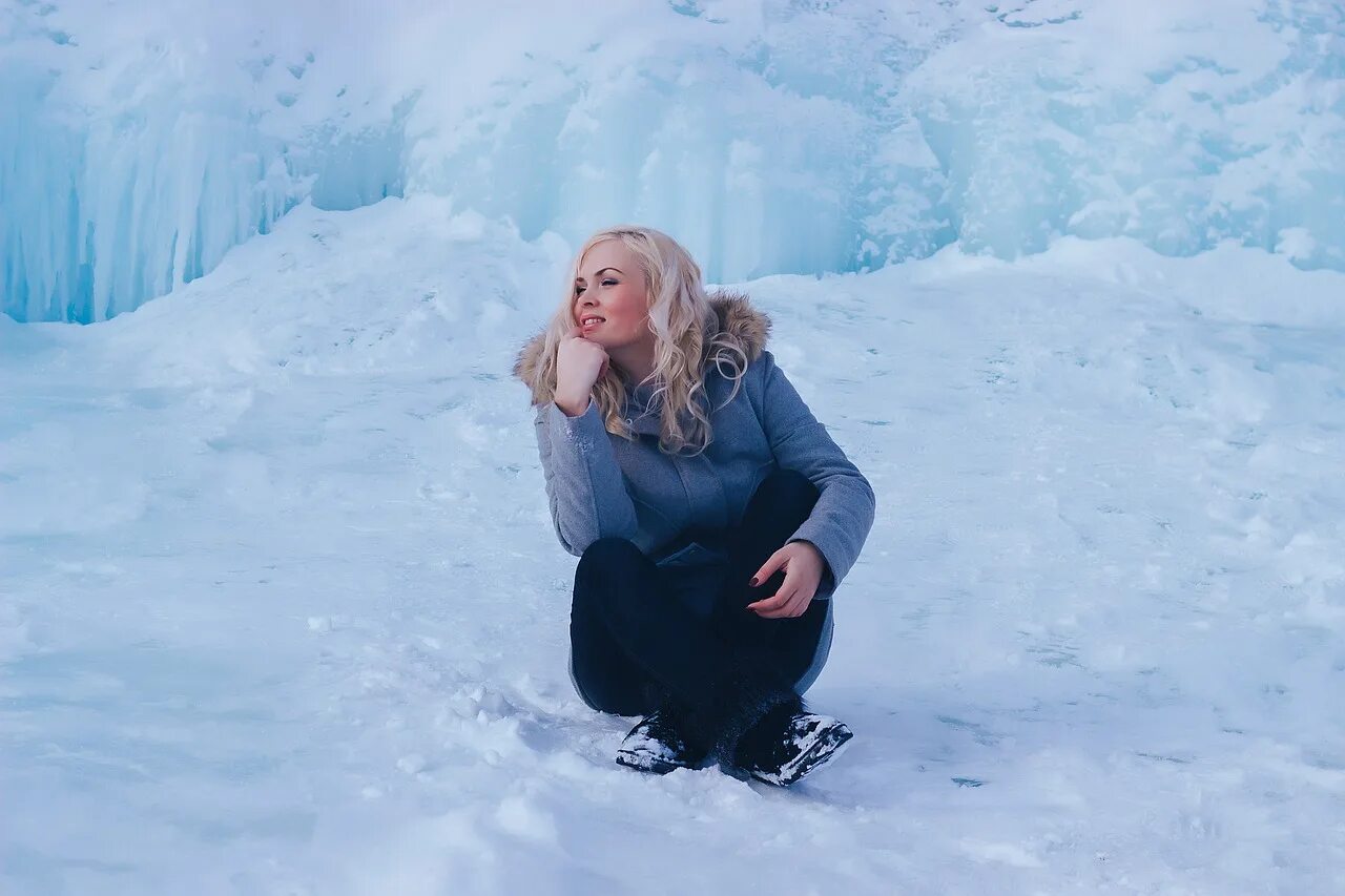 девушки сидят на снегу. девушки сидят на снегу. сидит в снегу. девушка сидит на снегу. александра нагорная.