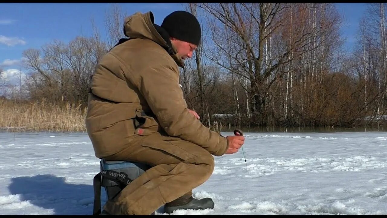 Ловля со льда видео. Весенняя рыбалка на льду. Рыбалка в марте со льда. Ловля весенней плотвы на безмотылку. Мартовская рыбалка на льду.