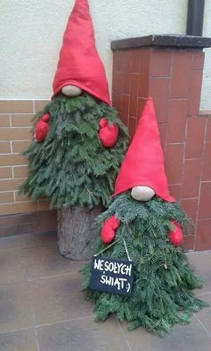 Гномики из еловых веток своими руками. Гномы из еловых веток. новогодние гномы из елок. гном новогодний из веток. новогодний гном из еловых веток.
