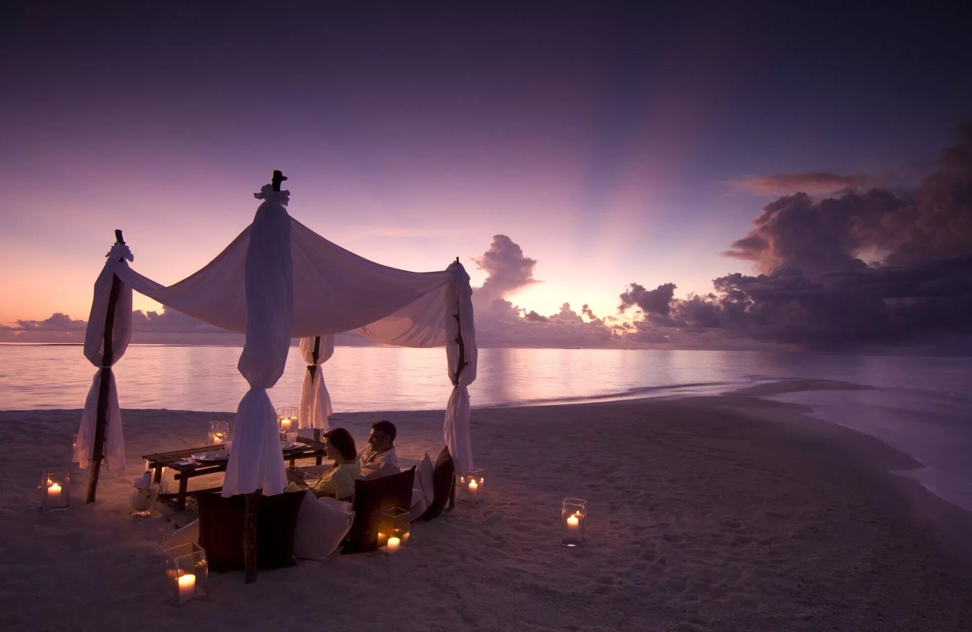 Красивая ночь романтичные картинки. Шатер для пляжа. Ужин на берегу моря. Вечер на море. Романтичные картинки.