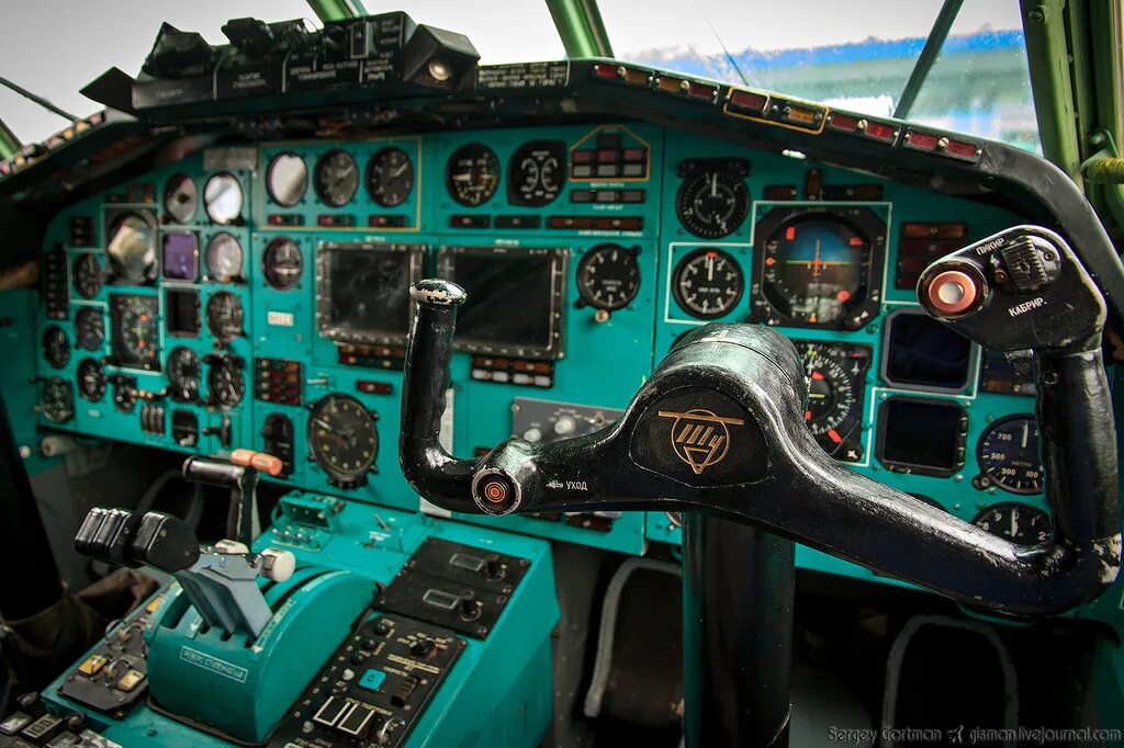 Руль управления самолета. Как называется служба управления самолетом. Embraer phenom 100 cockpit. Экипаж airbus a320. Приборное оборудование самолета.