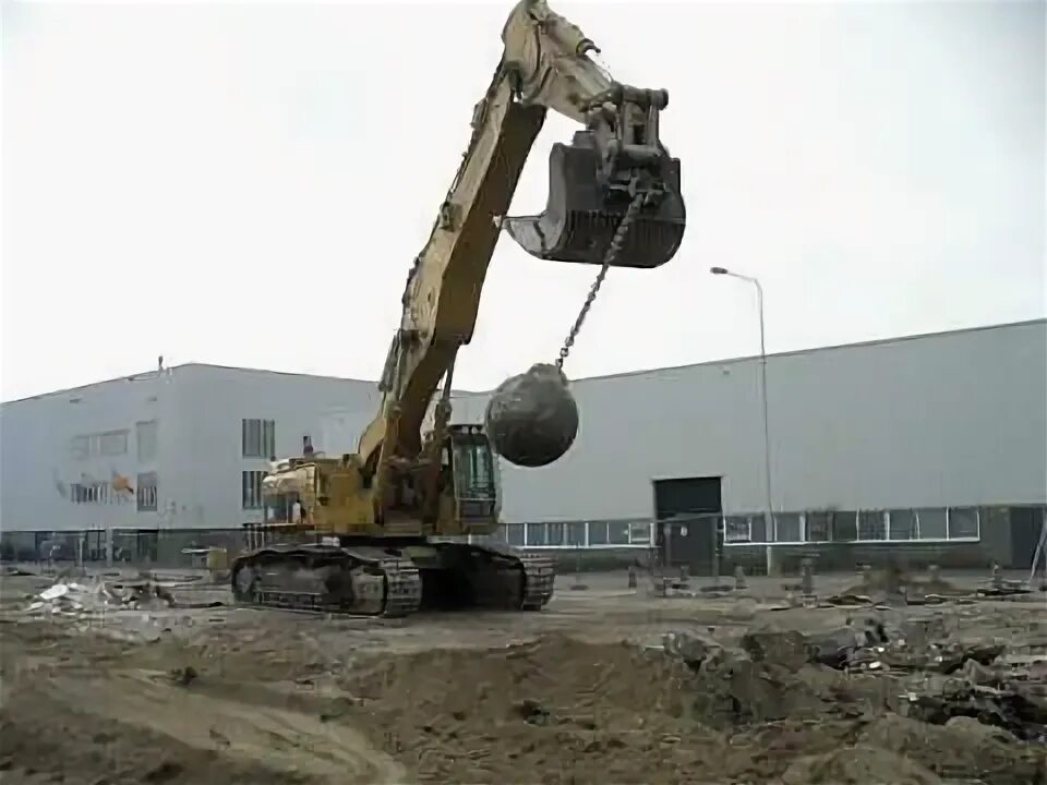 Кран для разрушения зданий. Кран для разрушения зданий. Кран для разрушения зданий. Шар для разрушения зданий. Шар для сноса зданий.
