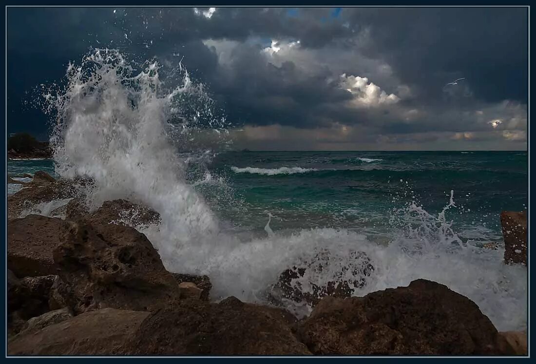 Камень гроза. Эгейское море шторм. Море скалы шторм Крым. Шторм на побережье в Бель-Иль. Море Утес шторм.