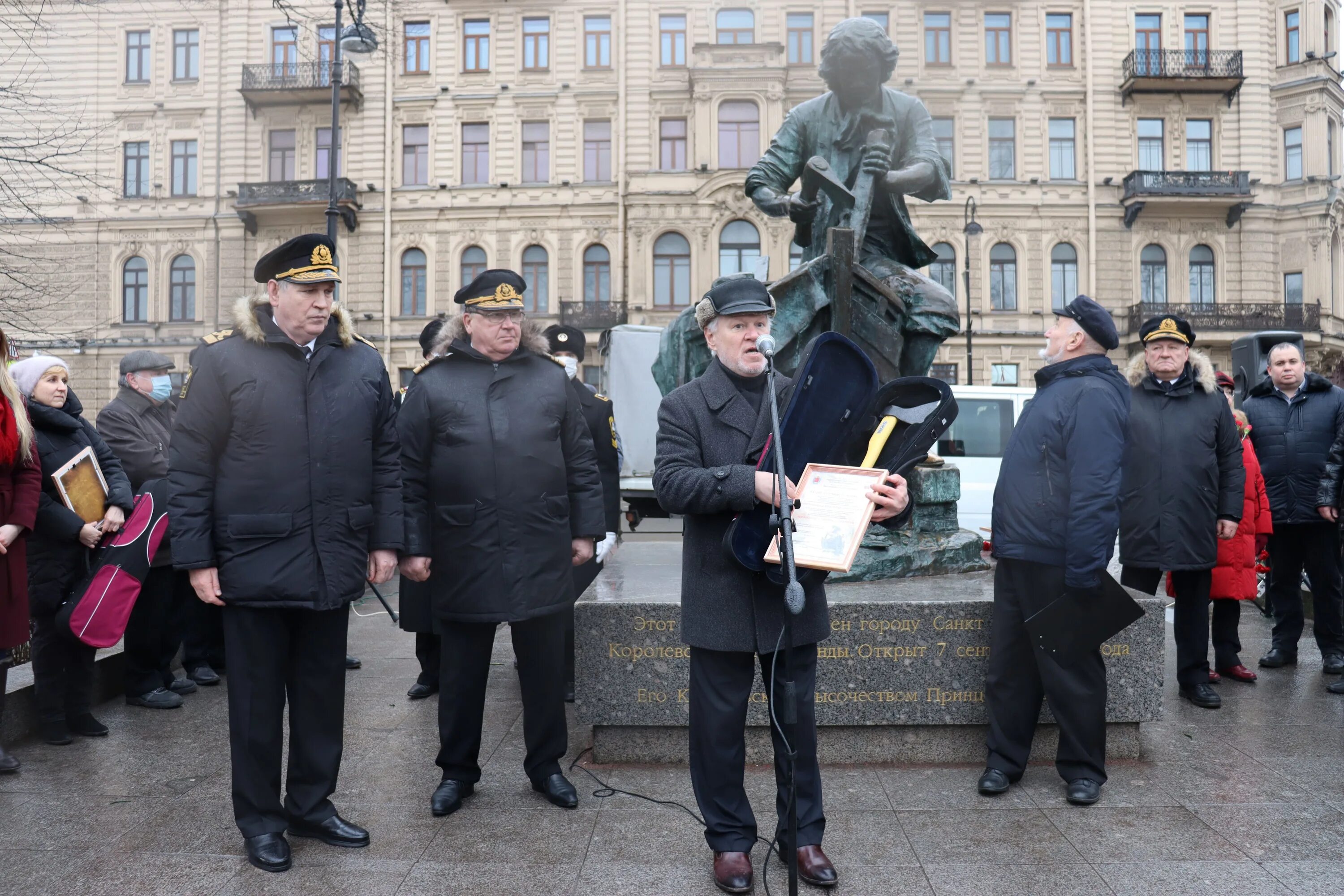 Новости спб сайты. Адмиралтейский колледж. Открытие памятника Петру-плотнику в Петербурга. Торжественный митинг у памятника государственного деятеля. Памятник адмиралу Сенявину в центре Севастополя.