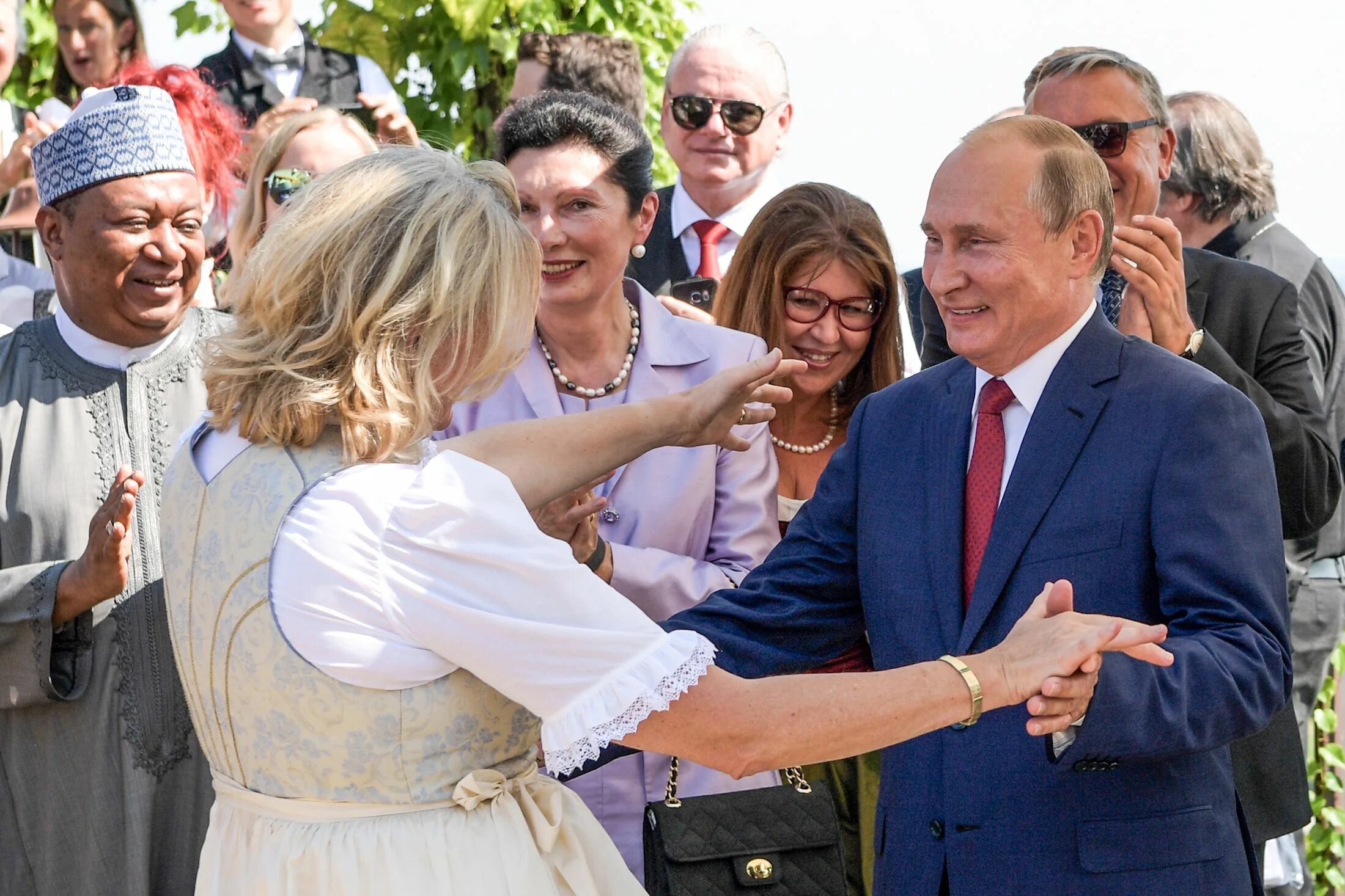 Самые интересные события в мире. События в мире. Арт-объект «комедиант» маурицио кателлана. Банан на выставке современного искусства. Марция чельберг свадьба.