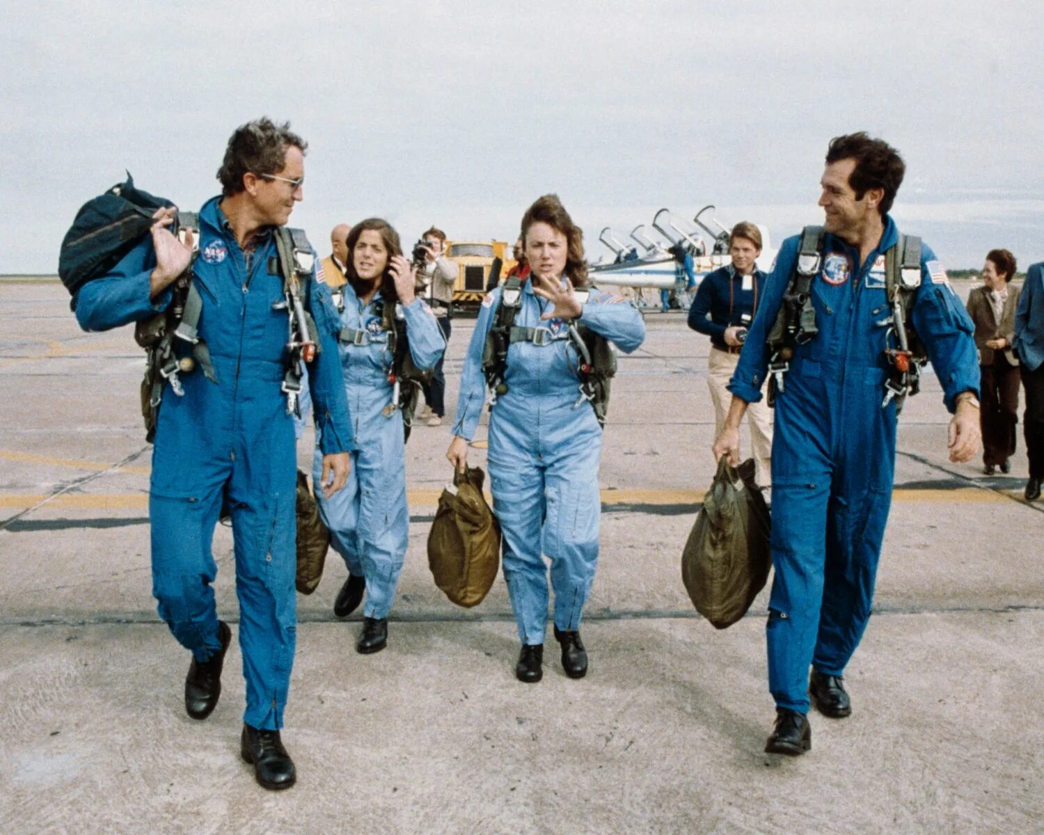 Boarding crew. Экипаж Челленджера 1986. Катастрофа шаттла Челленджер 1986. Астронавты Челленджера 1986. 28 Января 1986 Челленджер.