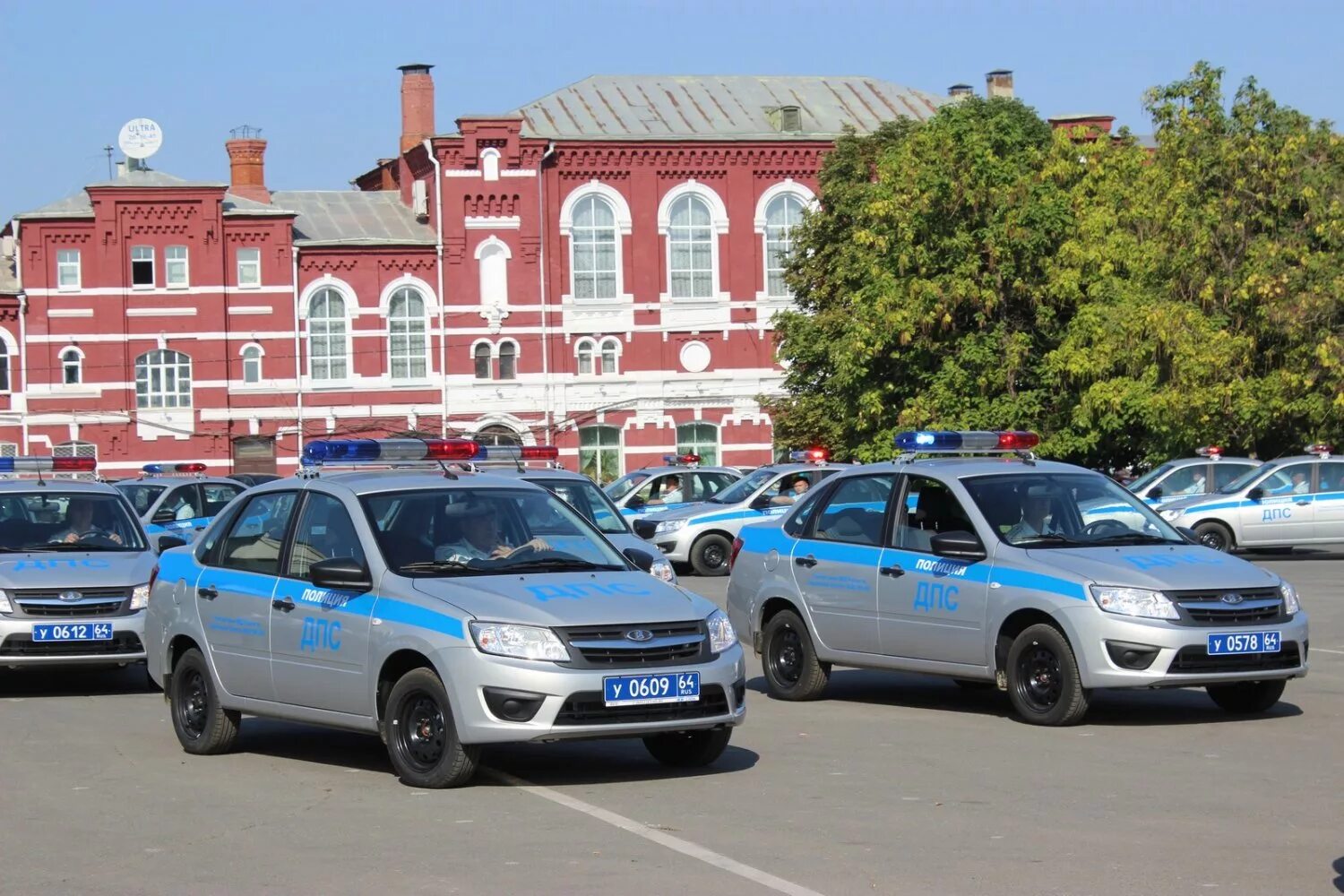 Полиция Саратов автомобили. Полицейская машина Саратов. Полицейские авто в Саратове. Полицейская машина Саратов ППС.