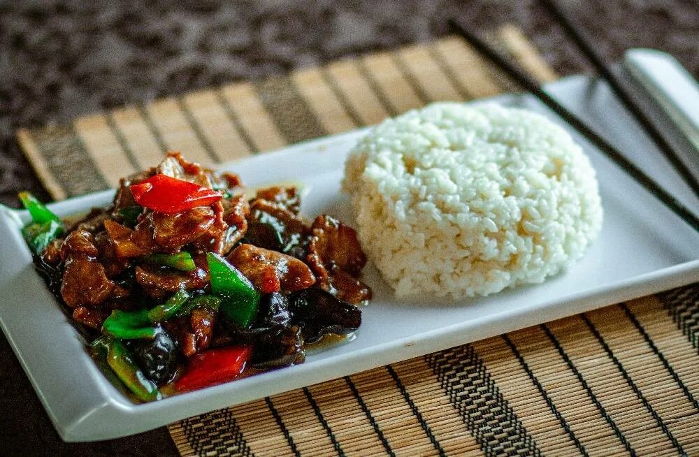 Говядина терияки с рисом. Рис с мясом и овощами. Мясо говядина с рисом. Мясо говядина с рисом. Рис с мясом и подливкой.