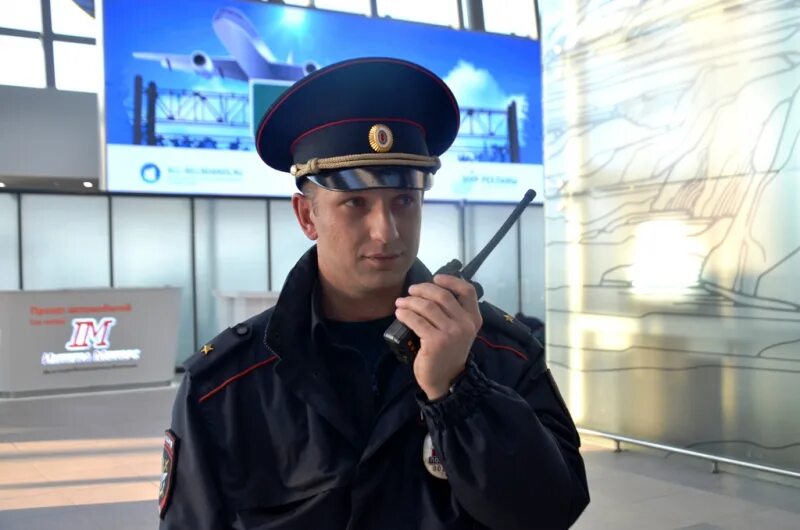 Дежурная часть железнодорожный телефон. Транспортная полиция аэропорт Хабаровска. Транспортная полиция в аэропорту. Сотрудники транспортной полиции. Полицейский в аэропорту.