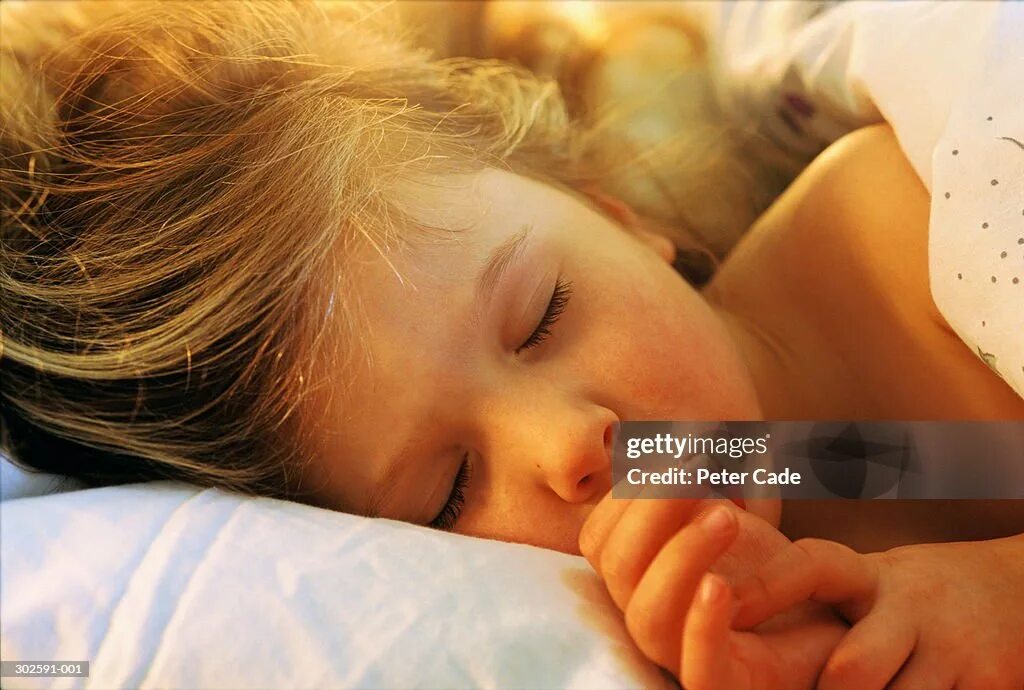 Спящую девушку пальцами. Девушка гладит лицо. Нежности в постели. Спящая девочка с открытым ртом. Девочка спит с пальцем во рту.