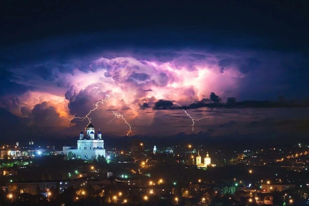 Ночное небо в городе. Гроза ночью. Гроза над храмом. Фотограф елец