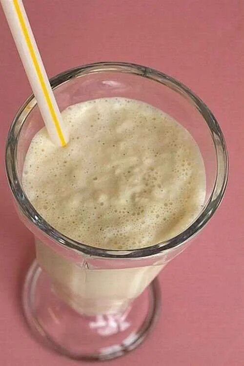 Банановый коктейль без блендера. Молочный коктейль. молочный коктейль в домашних условиях. приготовление молочных коктейлей. молочный коктейль из мороженого и молока в блендере.