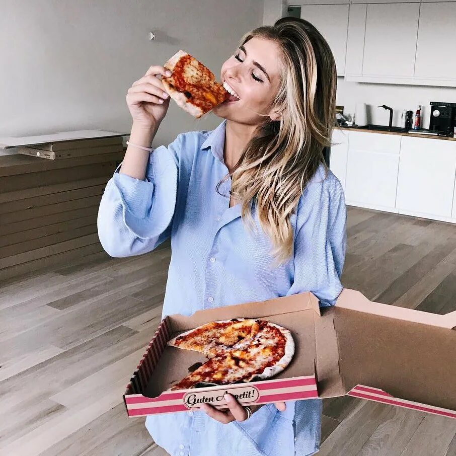 Сонник вкусно есть. Девушка с пиццей. Девушка ест пиццу. Фотосессия с пиццей. Вкусная девушка.